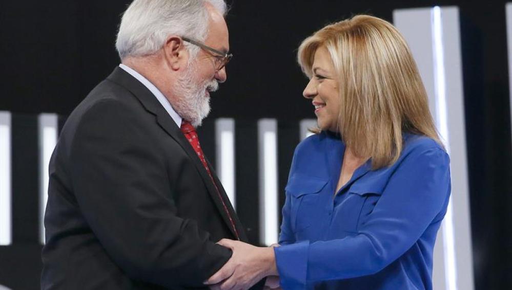 Miguel Arias Cañete y Elena Valenciano se saludan antes del debate