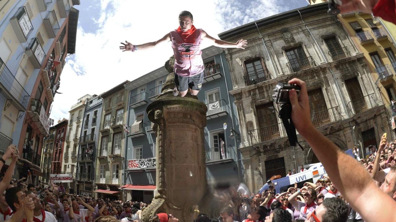 Pamplona Lanza El Chupinazo Que Da Comienzo A Las Fiestas De San Ferm N