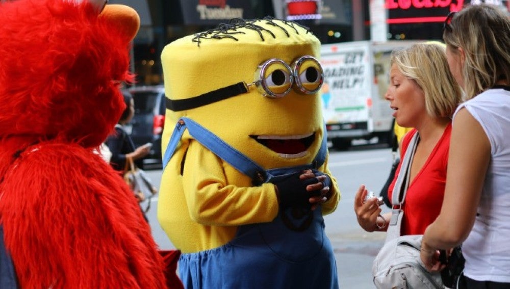 Dos personas disfrazadas en Times Square