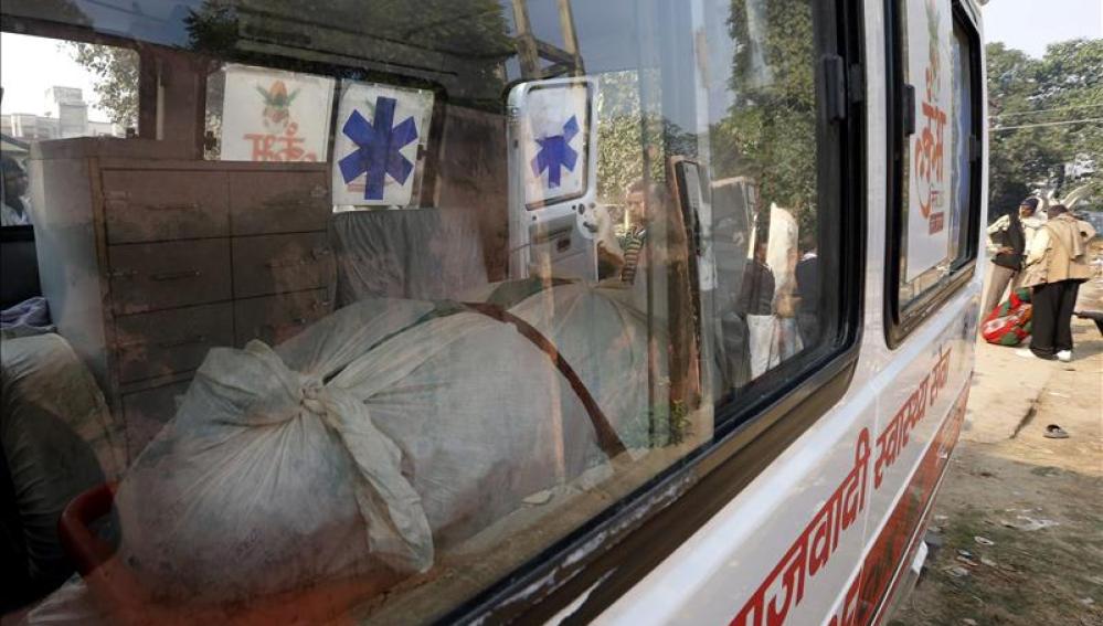 Una de las víctimas de una estampida permanece en el interior de una ambulancia