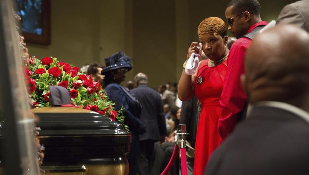 Los familiares del afroamericano Michael Brown asisten a su funeral