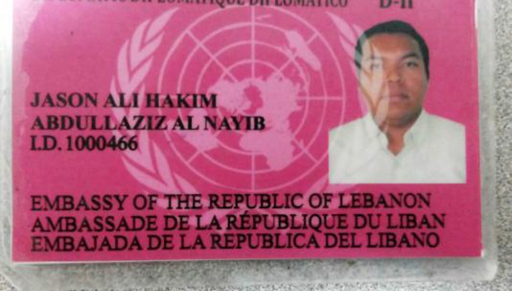 Uno de los carnets falsos de diplomático