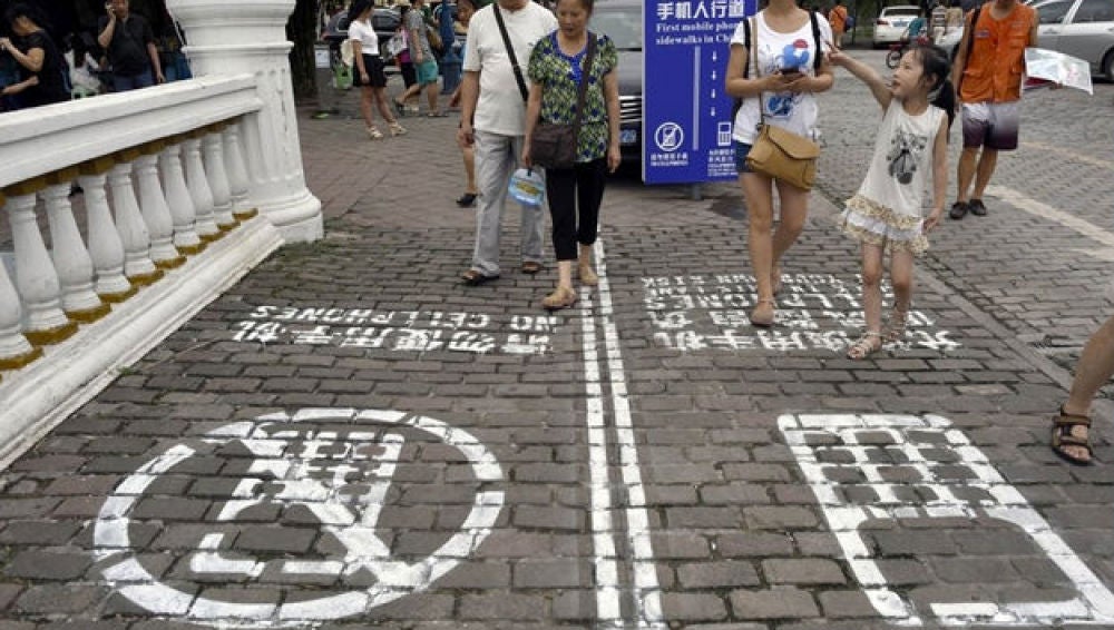 Carriles para usuarios de móvil en las calles de Chongging.
