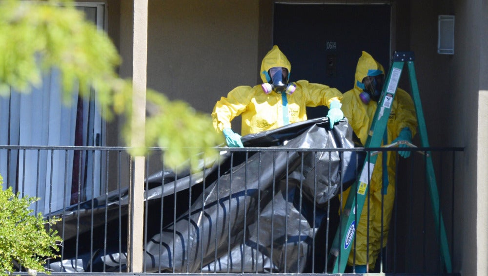 Las autoridades sanitarias trabajan en el apartamento de Eric Duncan