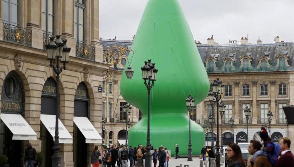 Escultura de Paul McCarthy en la Plaza Vendome de París