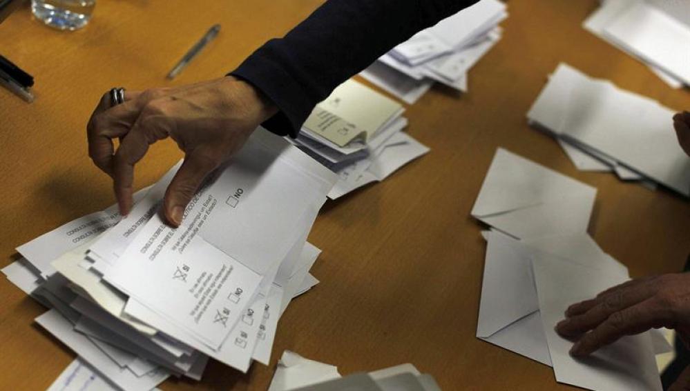 Detalle de un recuento en uno de los puntos de votaciones en el 9N