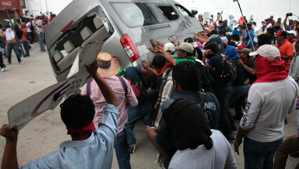 Maestros del estado mexicano de Guerrero se enfrenta con la Policía estatal