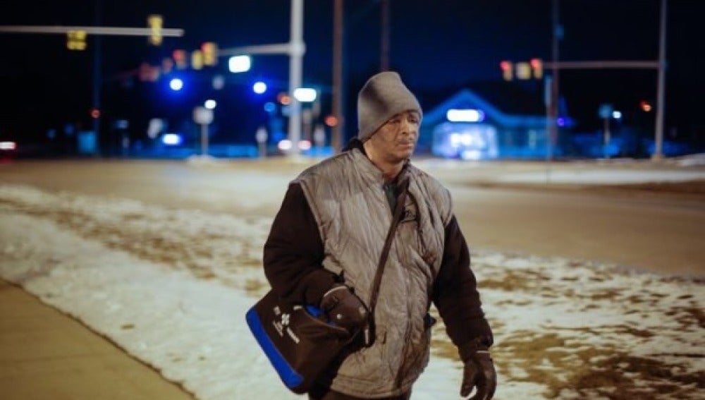 James Robertson caminando de vuelta a casa