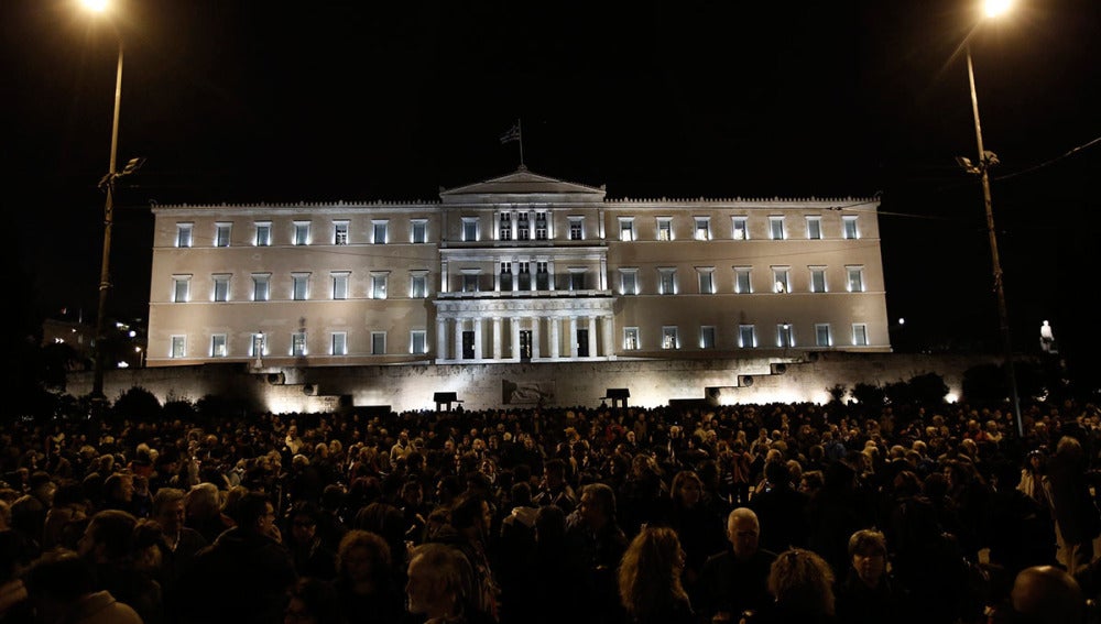 Marcha silenciosa en solidaridad con el gobierno griego frente al Parlamento de Atenas