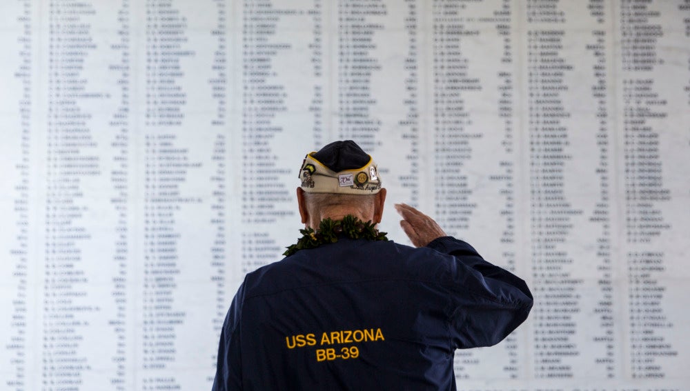 Un veterano en el memorial de Pearl Harbor