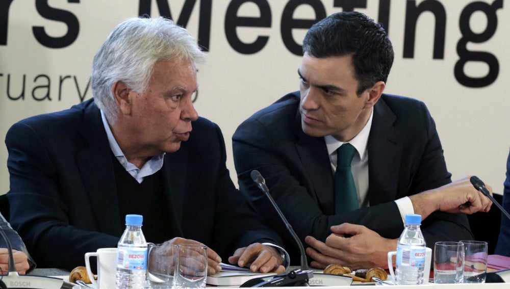 Felipe González, junto a Pedro Sánchez