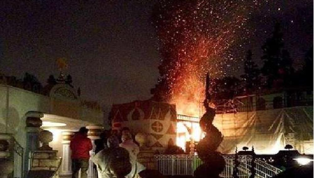 Atracción de Disneyland ardiendo