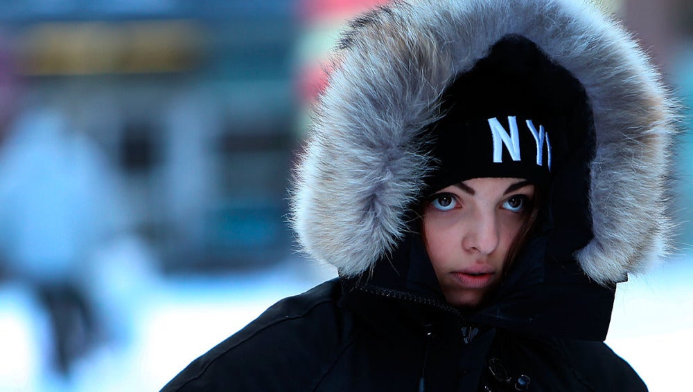 Una joven pasea por Nueva York