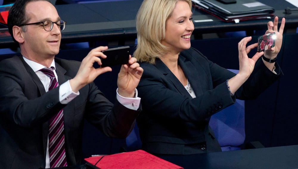 La ministra de Familia alemana, Manuela Schwesig, y el ministro de Justicia y Protección del Consumidor, Heiko Maas