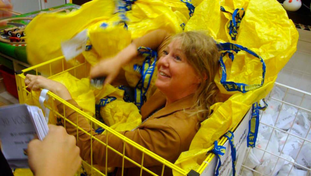 Una mujer se esconde entre bolsas en la tienda de Ikea en Wilrijk