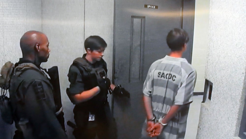 Agentes de policía acompañan a Dylann Roof en la cárcel