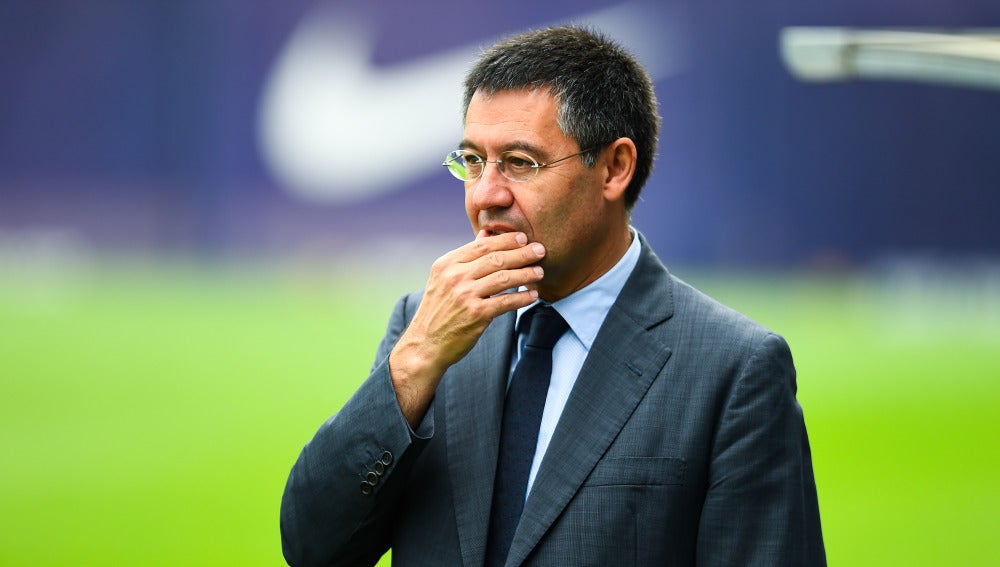 Bartomeu, pensativo durante un entrenamiento del Barça