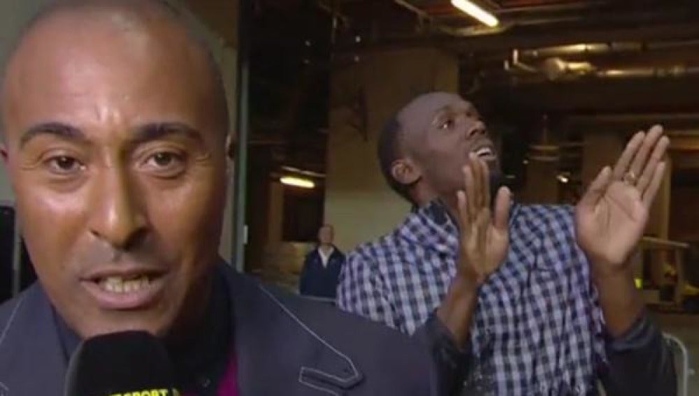 Usain Bolt saca burla a un reportero
