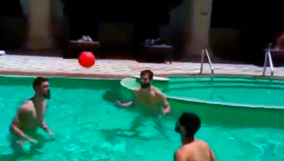 Ramos, Isco y Nacho dando toques con el balón
