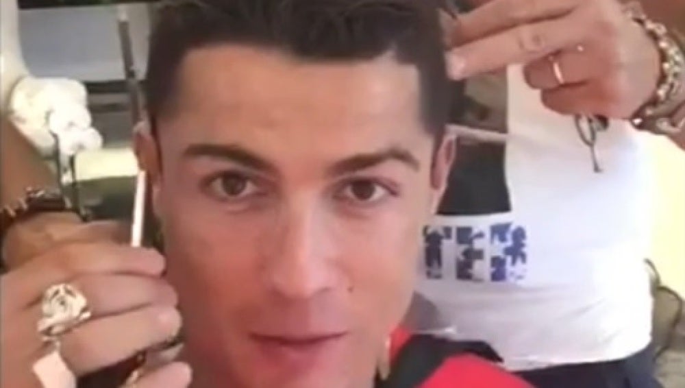 Cristiano Ronaldo se corta el pelo