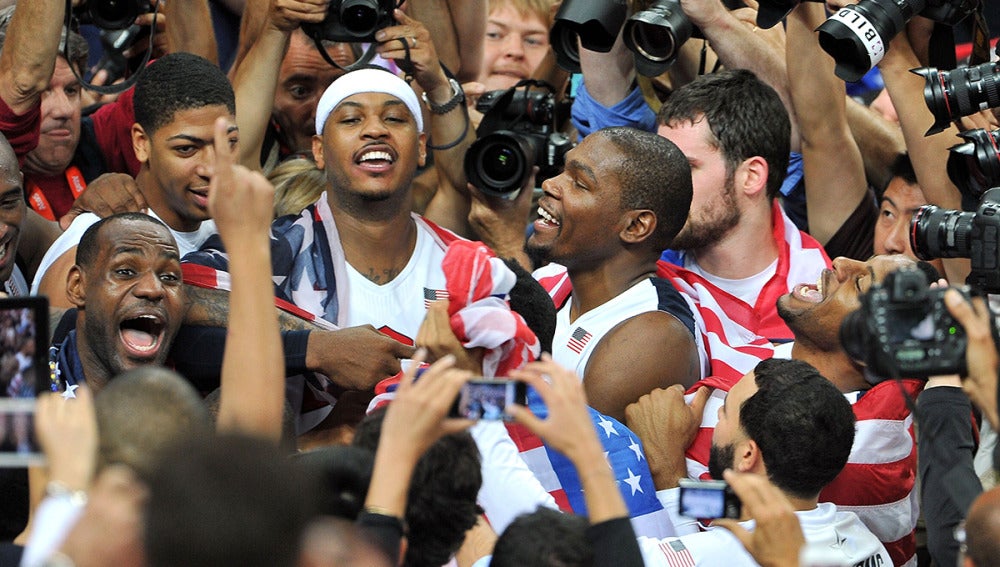 Los jugadores de la selección de EEUU celebran el oro de Londres