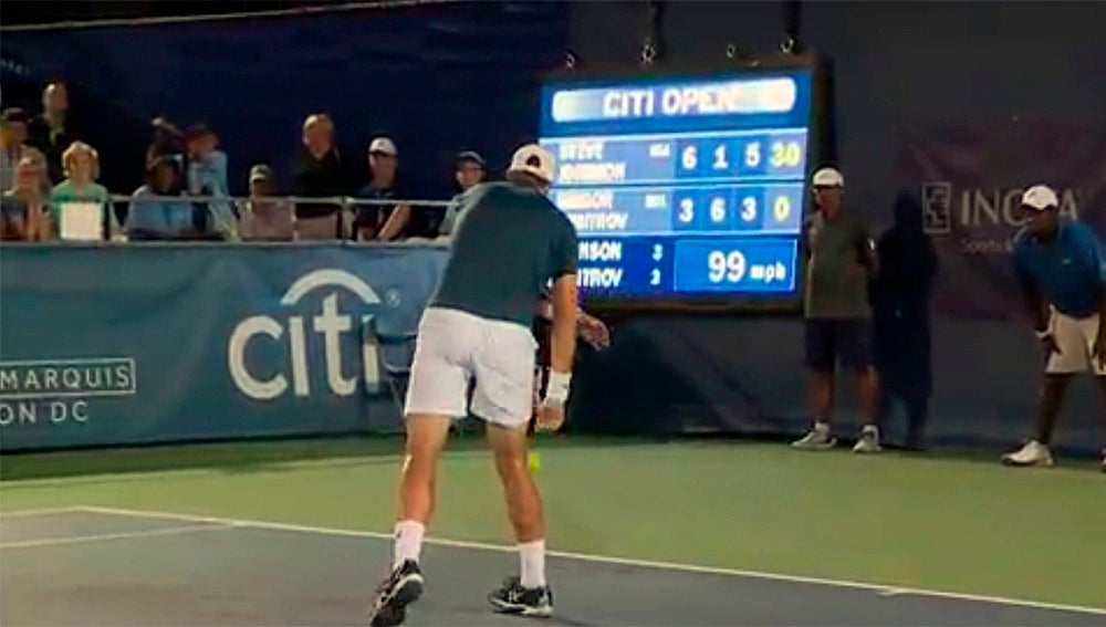Steve Johnson intenta responder sin raqueta