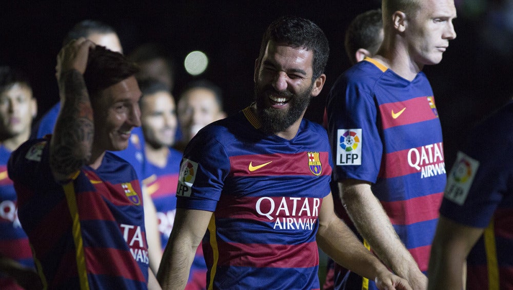 Arda y Messi, sonrientes durante la presentación del equipo
