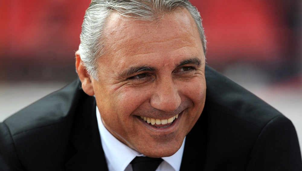 Hristo Stoichkov sonríe en un partido de la liga búlgara