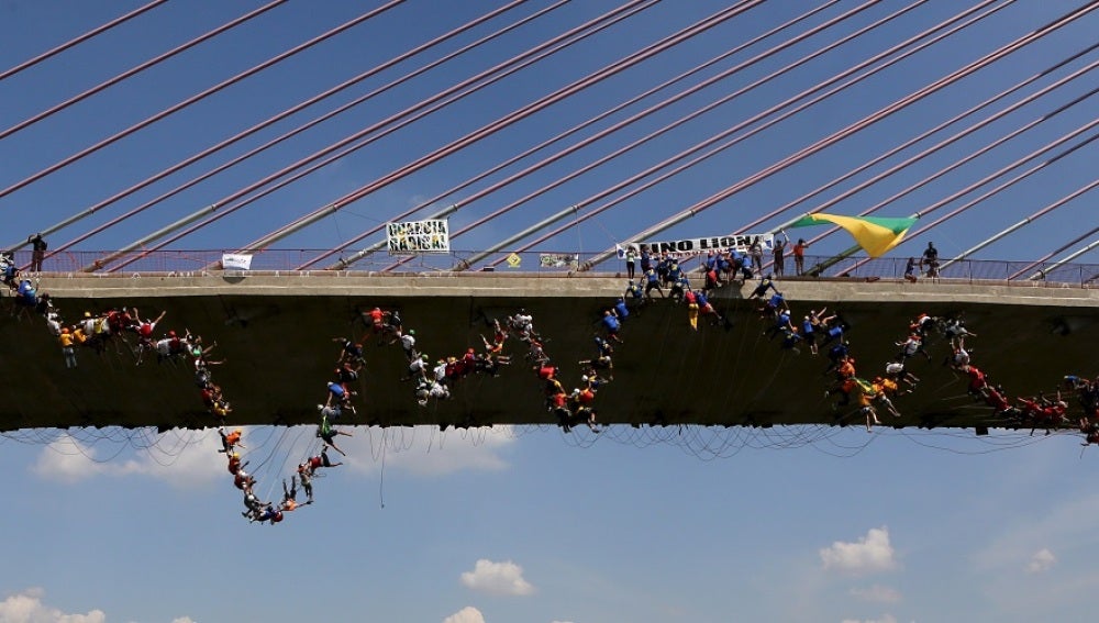 Salto colectivo desde un puente en Brasil