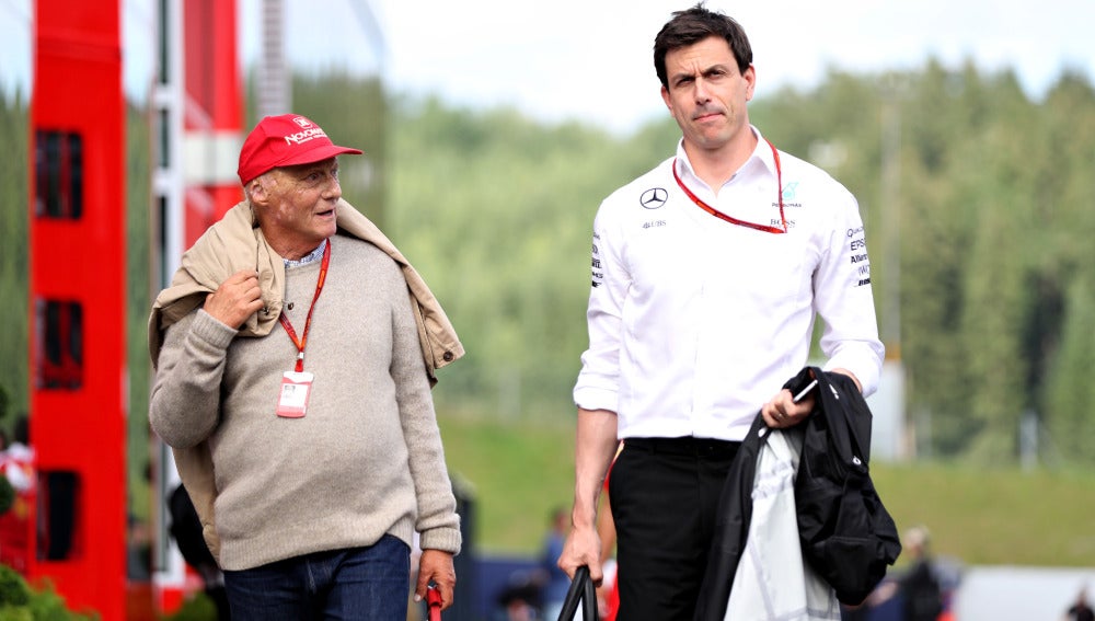 Toto Wolff camina por el paddock del GP de Austria junto a  Niki Lauda