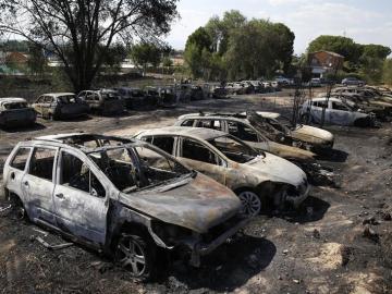 Incendio en un aparcamiento cerca del aeropuerto de Barajas Incendio en un aparcamiento cerca del aeropuerto de Barajas
