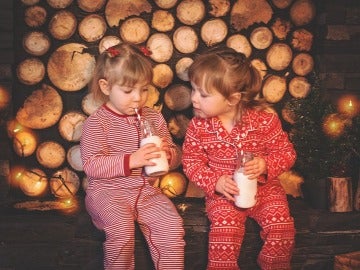 Niños bebiendo leche Niños bebiendo leche
