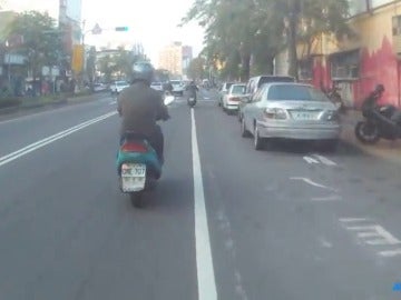 Frame 1.038285 de: Un video muestra la desconcertante indiferencia de otros conductores ante un accidente de tráfico Frame 1.038285 de: Un video muestra la desconcertante indiferencia de otros conductores ante un accidente de tráfico