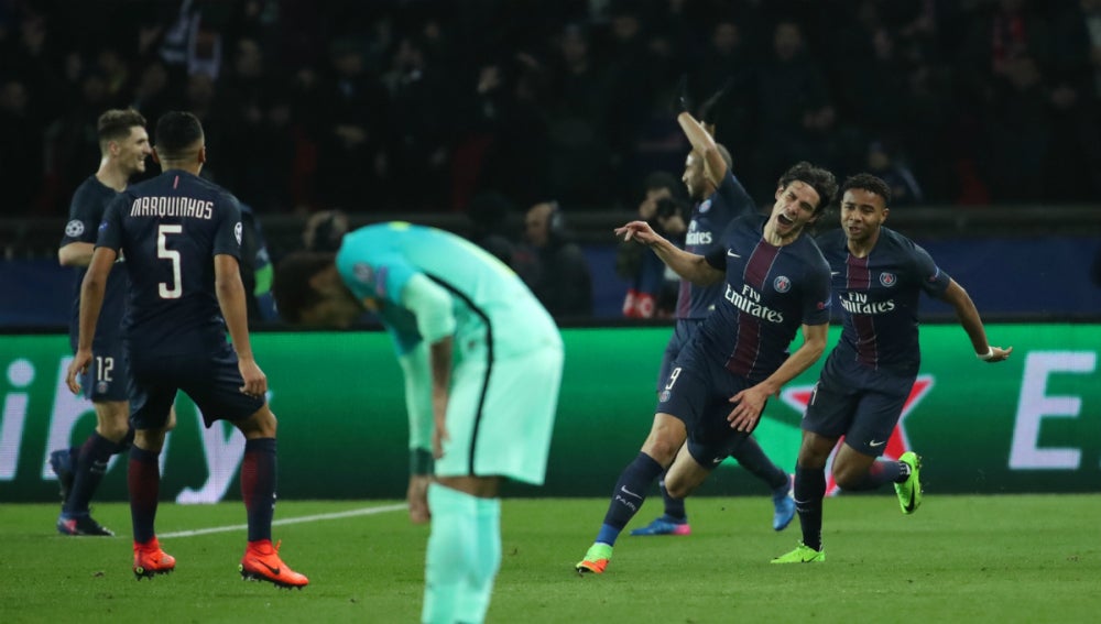 Neymar, cabizbajo en el gol de Cavani