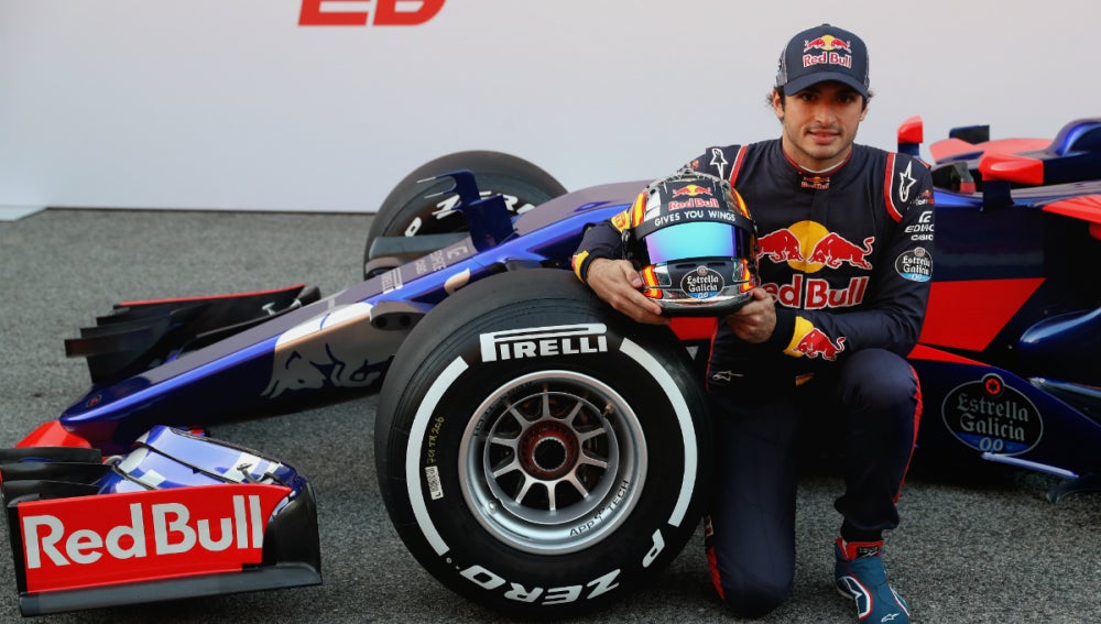 Sainz, junto a su Toro Rosso STR12