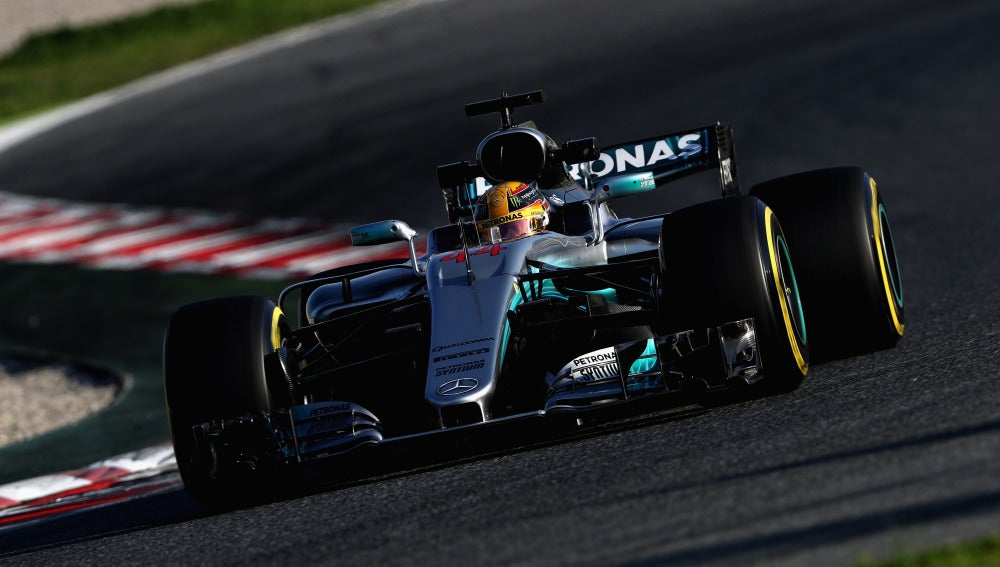 Hamilton rueda con el W08 en Montmeló