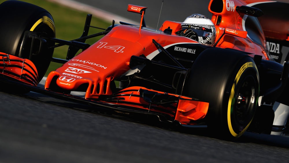 Fernando Alonso rueda con el MCL32 en Montmeló