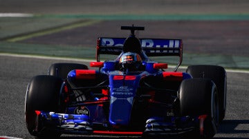 El Toro Rosso de Carlos Sainz, en Montmeló El Toro Rosso de Carlos Sainz, en Montmeló