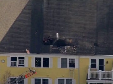 Frame 0.0 de: Muere un piloto al colisionar su avión contra el tejado de una casa Frame 0.0 de: Muere un piloto al colisionar su avión contra el tejado de una casa