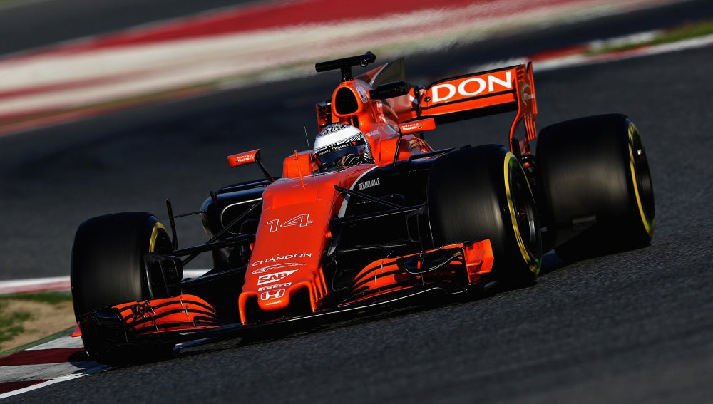 Fernando Alonso rueda con su nuevo McLaren en Montmeló