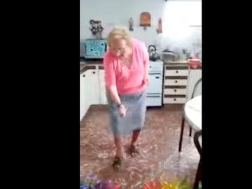 La 'abuela chispita' bailando cumbia La 'abuela chispita' bailando cumbia