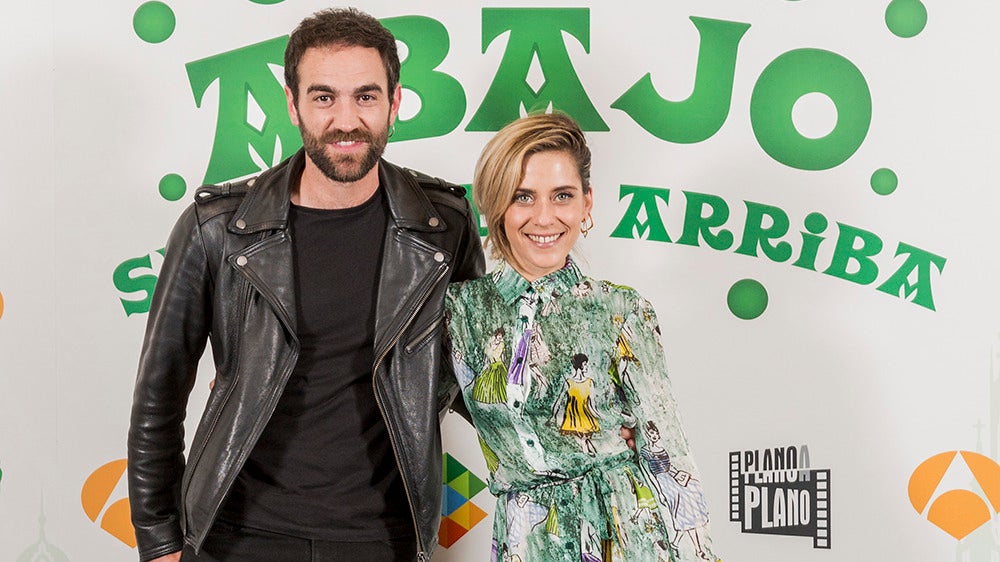 Jon Plazaola y María León en la presentación de la tercera temporada de 'Allí abajo'