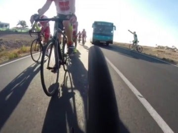 Frame 14.629911 de: La Guardia Civil investiga si existe alguna infracción en el peligroso adelantamiento de un autobús a un grupo de ciclistas Frame 14.629911 de: La Guardia Civil investiga si existe alguna infracción en el peligroso adelantamiento de un autobús a un grupo de ciclistas
