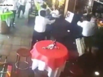 Frame 3.032827 de: La pelea en la comunión de Puente Tocinos fue grabada por una cámara de seguridad