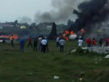 Frame 7.12938 de: Accidente aéreo al estrellarse un jet a 200 metros de la pista Frame 7.12938 de: Accidente aéreo al estrellarse un jet a 200 metros de la pista