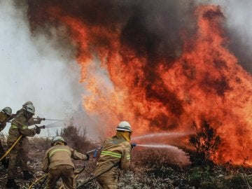 Los bomberos intentan apagar las llamas del incendio de Portugal