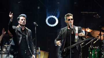 Dani Martín y Alejandro Sanz durante el concierto 'Mas es más' Dani Martín y Alejandro Sanz durante el concierto 'Mas es más'