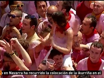 Las cámaras de Antena 3 Noticias captan cómo un hombre manosea a una chica subida a hombros de una amigo en San Fermín