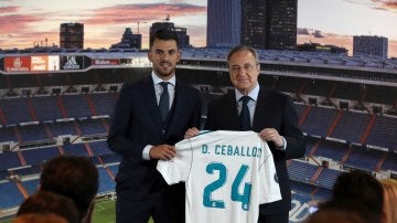 Dani Ceballos junto a Florentino Pérez Dani Ceballos junto a Florentino Pérez