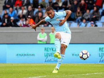 Gabriel Jesús lanza un pase en un partido con el City Gabriel Jesús lanza un pase en un partido con el City